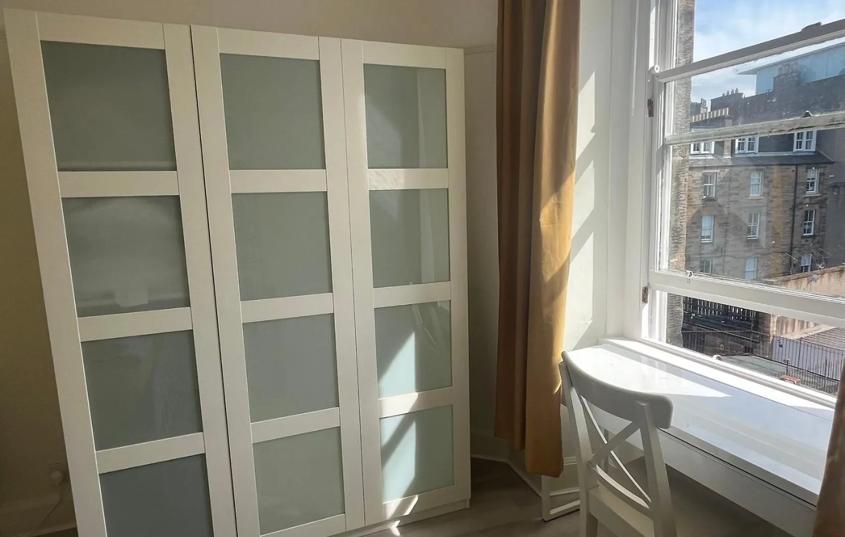 One Bedroom Apartment Behind Edinburgh Castle On The 3Rd Floor