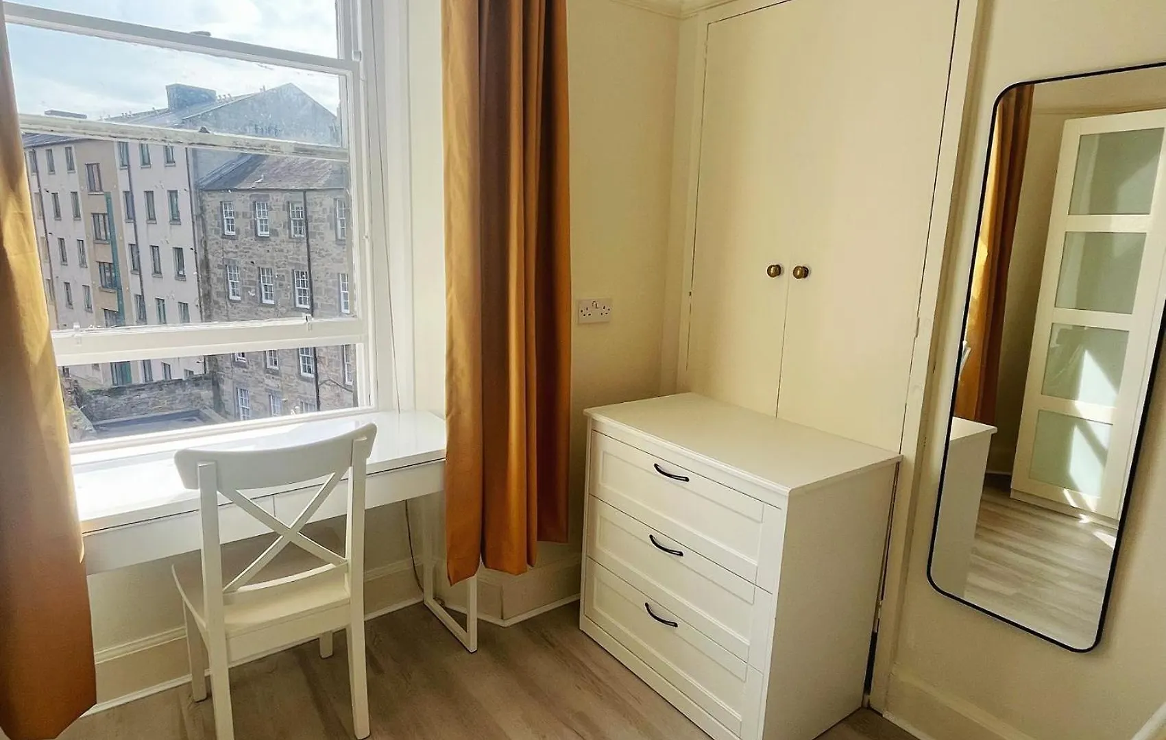 One Bedroom Apartment Behind Edinburgh Castle On The 3Rd Floor 0*,